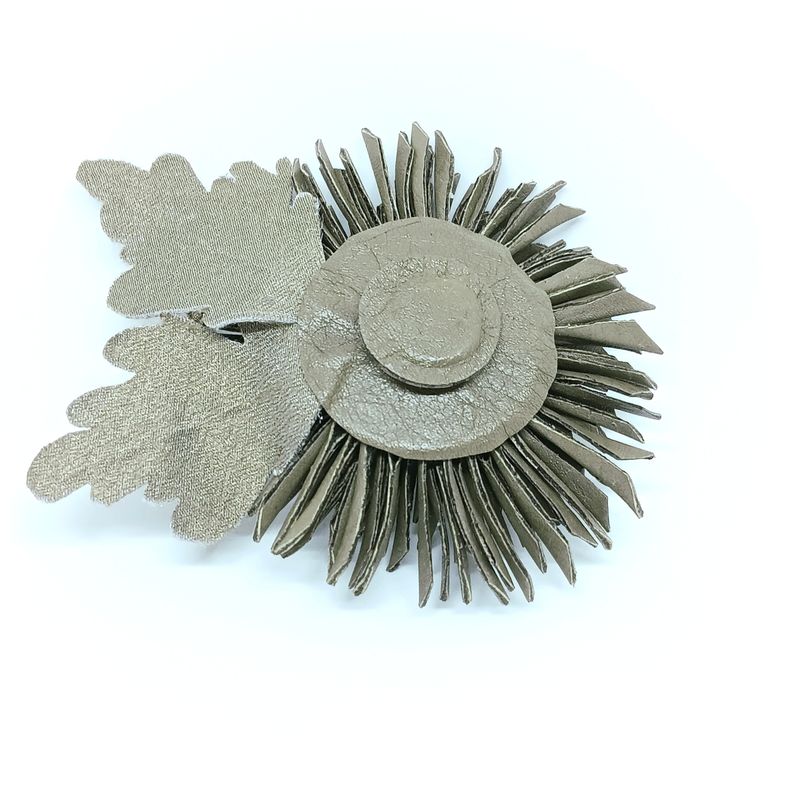 Grote leder taupkleurige chrisant bloem broche met magneetsluiting
