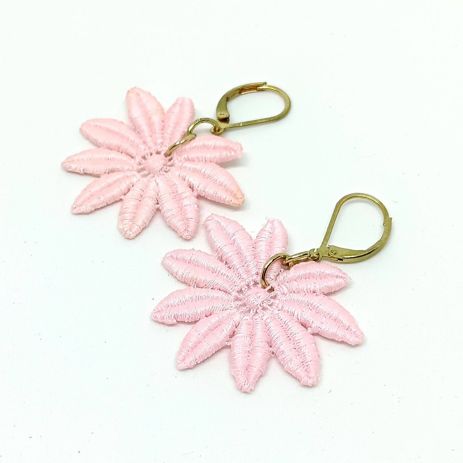 Oorbellen in roze Guipure kant met gesloten zilverkleurige haakjes