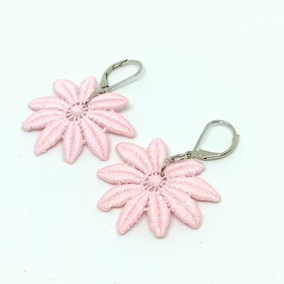 Oorbellen in roze Guipure kant met gesloten zilverkleurige haakjes