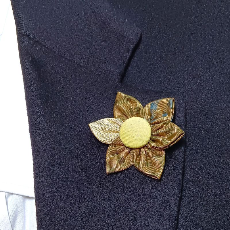 Broche boutonnière lapel speld - kakki zijde Kanzashi