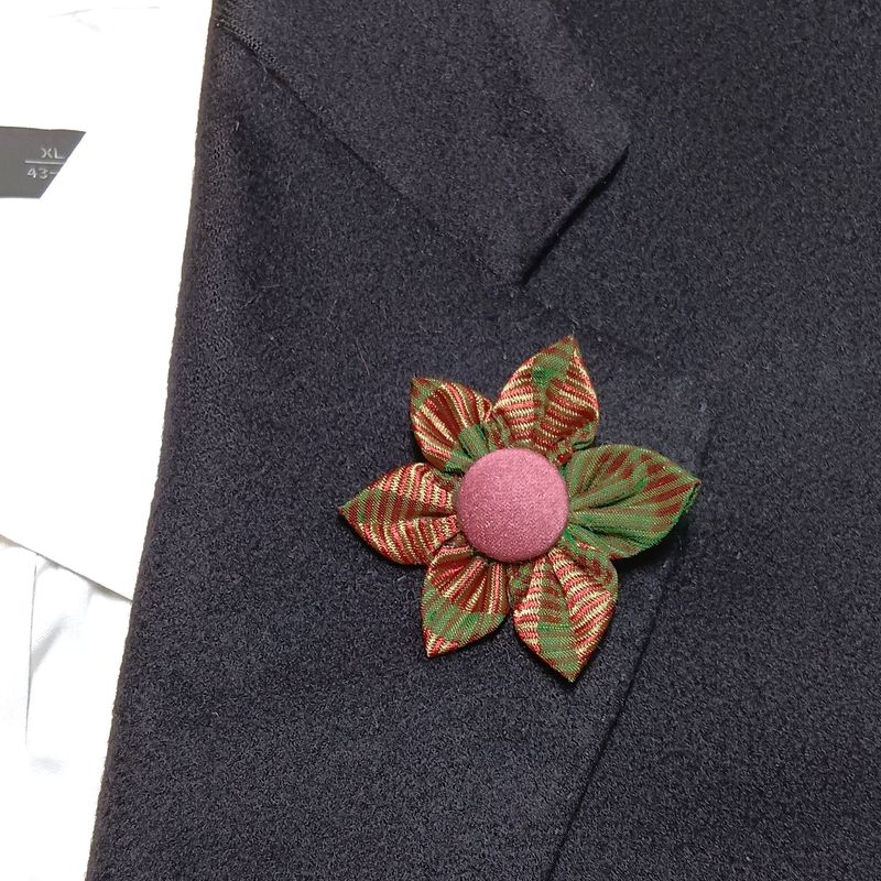 Broche boutonnière lapel speld - wijnrood met kakki zijde Kanzashi
