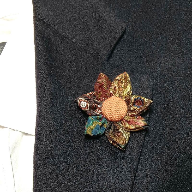 Broche boutonnière lapel speld - bruine patchwork zijde Kanzashi