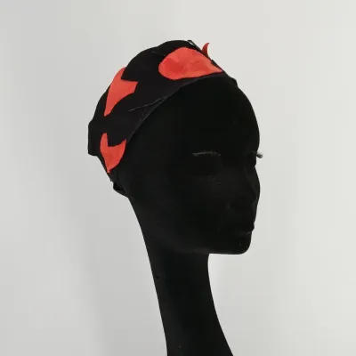 Pillbox in antraciet en rood suede