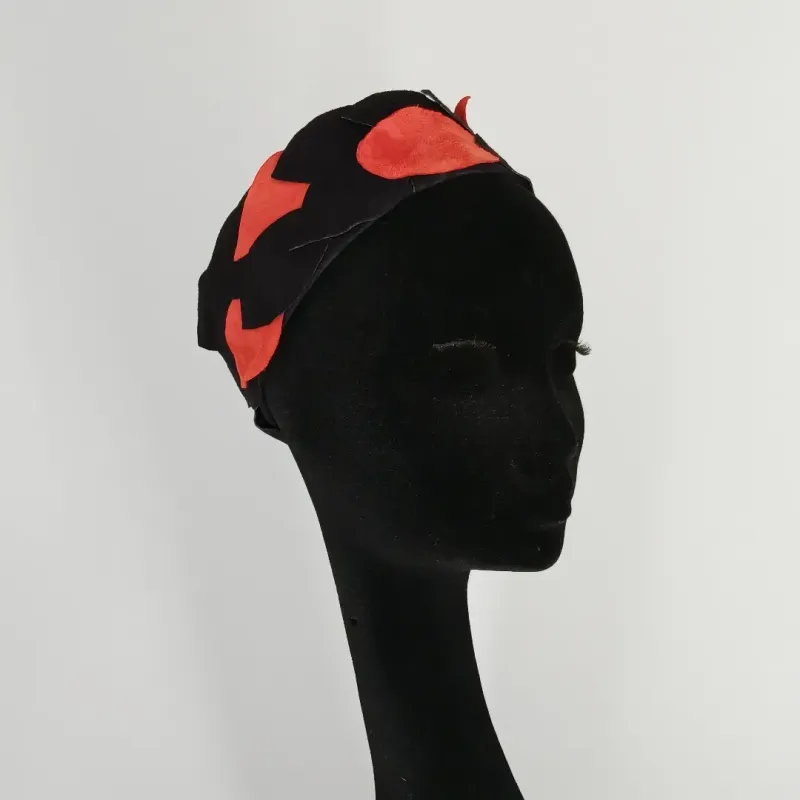 Pillbox in antraciet en rood suede