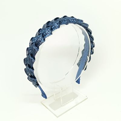 Blauwe diadeem in gevlochten raffia
