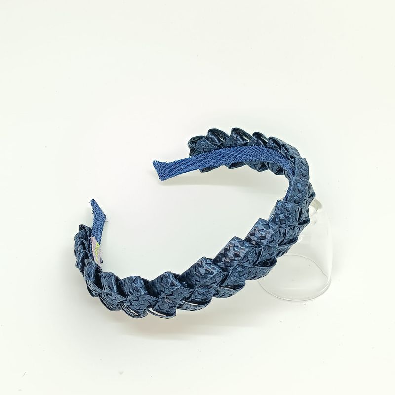 Blauwe diadeem in gevlochten raffia