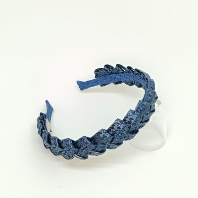 Blauwe diadeem in gevlochten raffia