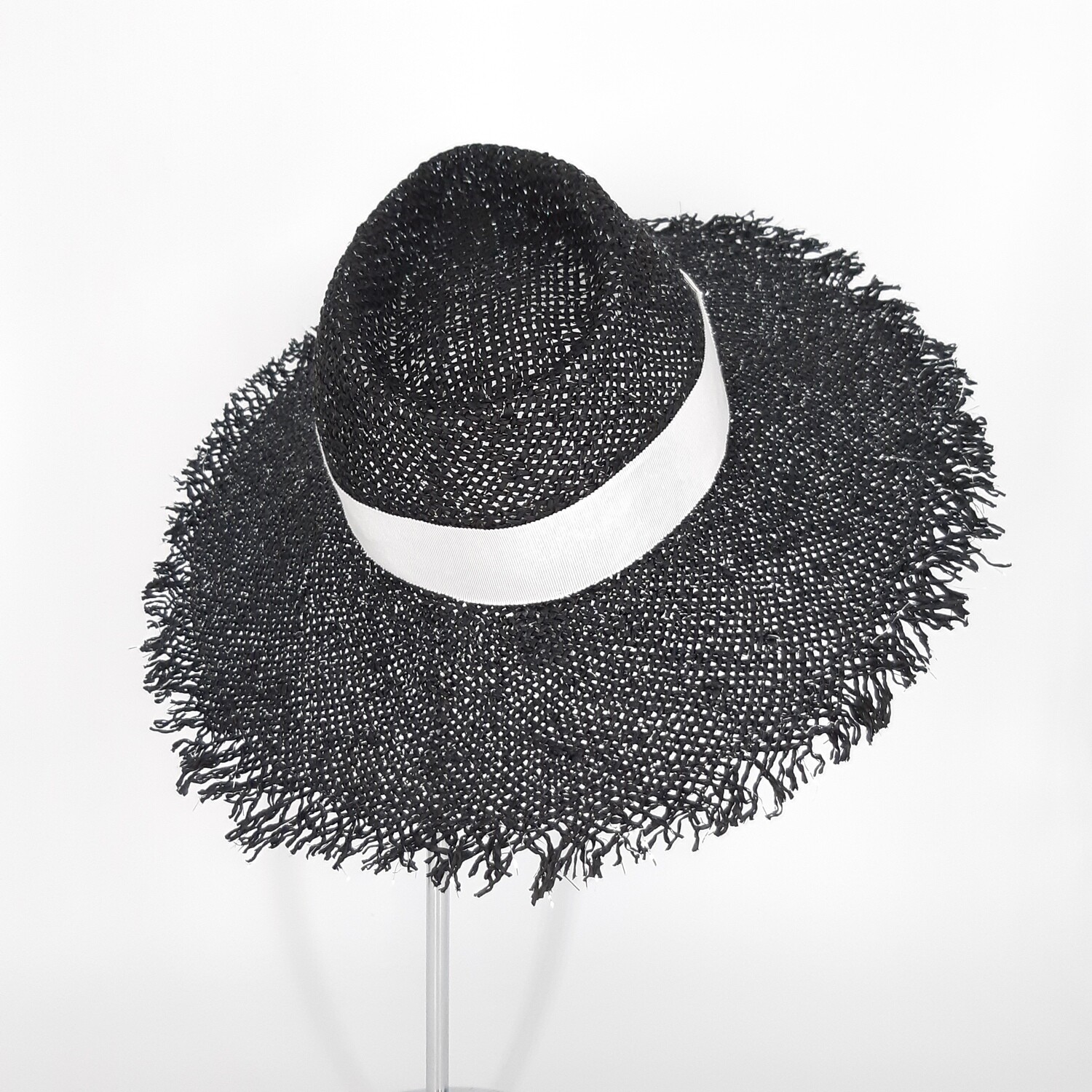 Faubourg zomer hoed met brede gerafelde rand - zwart en zilver papyrus &amp; wit lint