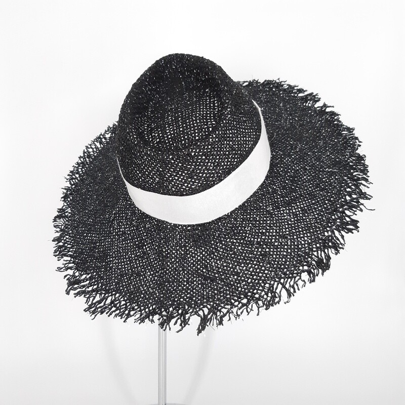 Faubourg zomer hoed met brede gerafelde rand - zwart en zilver papyrus & wit lint Faubourg zomer hoed met brede gerafelde rand - zwart en zilver papyrus & wit lint