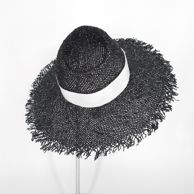 Faubourg zomer hoed met brede gerafelde rand - zwart en zilver papyrus &amp; wit lint