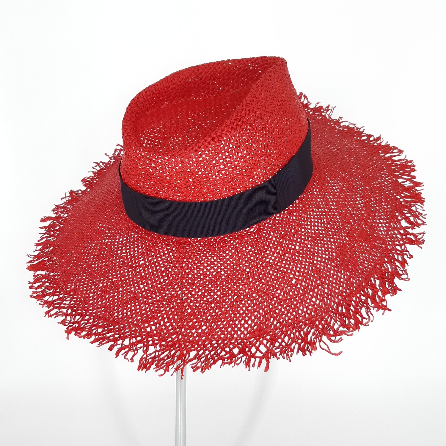 Faubourg zomer hoed met brede gerafelde rand in papyrus - rood en donker blauw