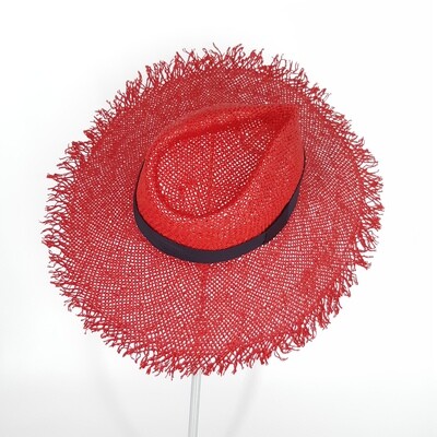 Faubourg zomer hoed met brede gerafelde rand in papyrus - rood en donker blauw