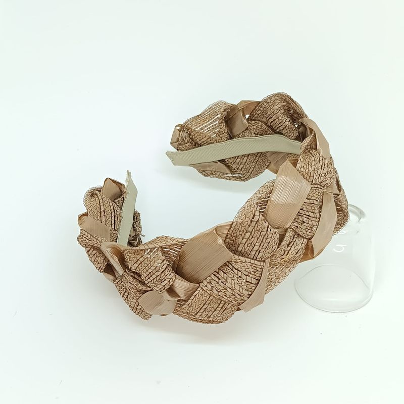 Brede gevlochten warm okerbeige diadeem