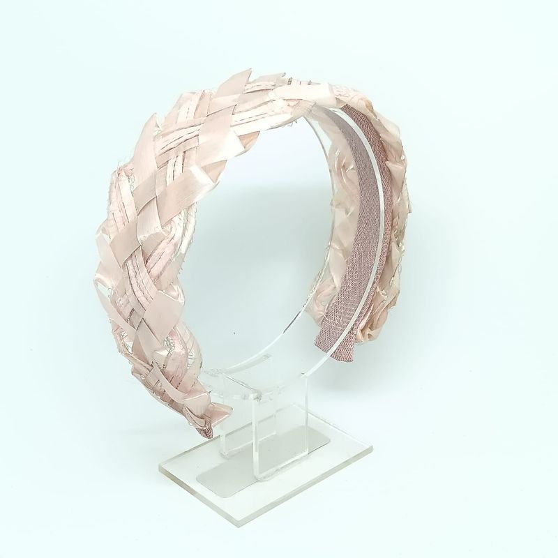 Brede zacht roze diadeem met gevlochten en gelakte raffia
