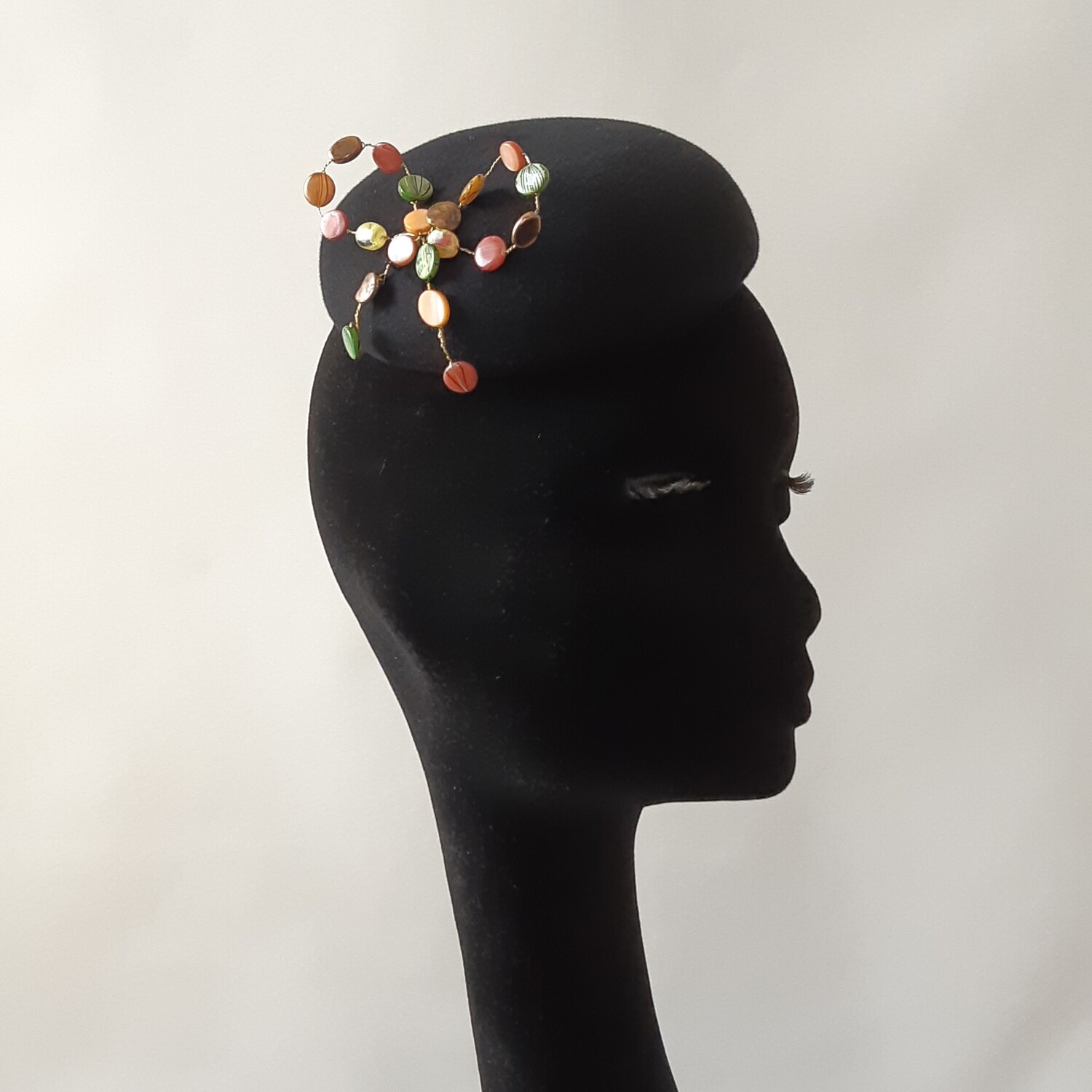 Fascinator - zwart fluwelen zomervilt met geparelde strik Fascinator - zwart fluwelen zomervilt met geparelde strik