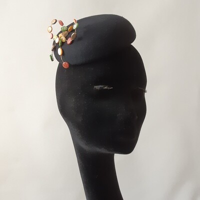 Fascinator - zwart fluwelen zomervilt met  geparelde strik