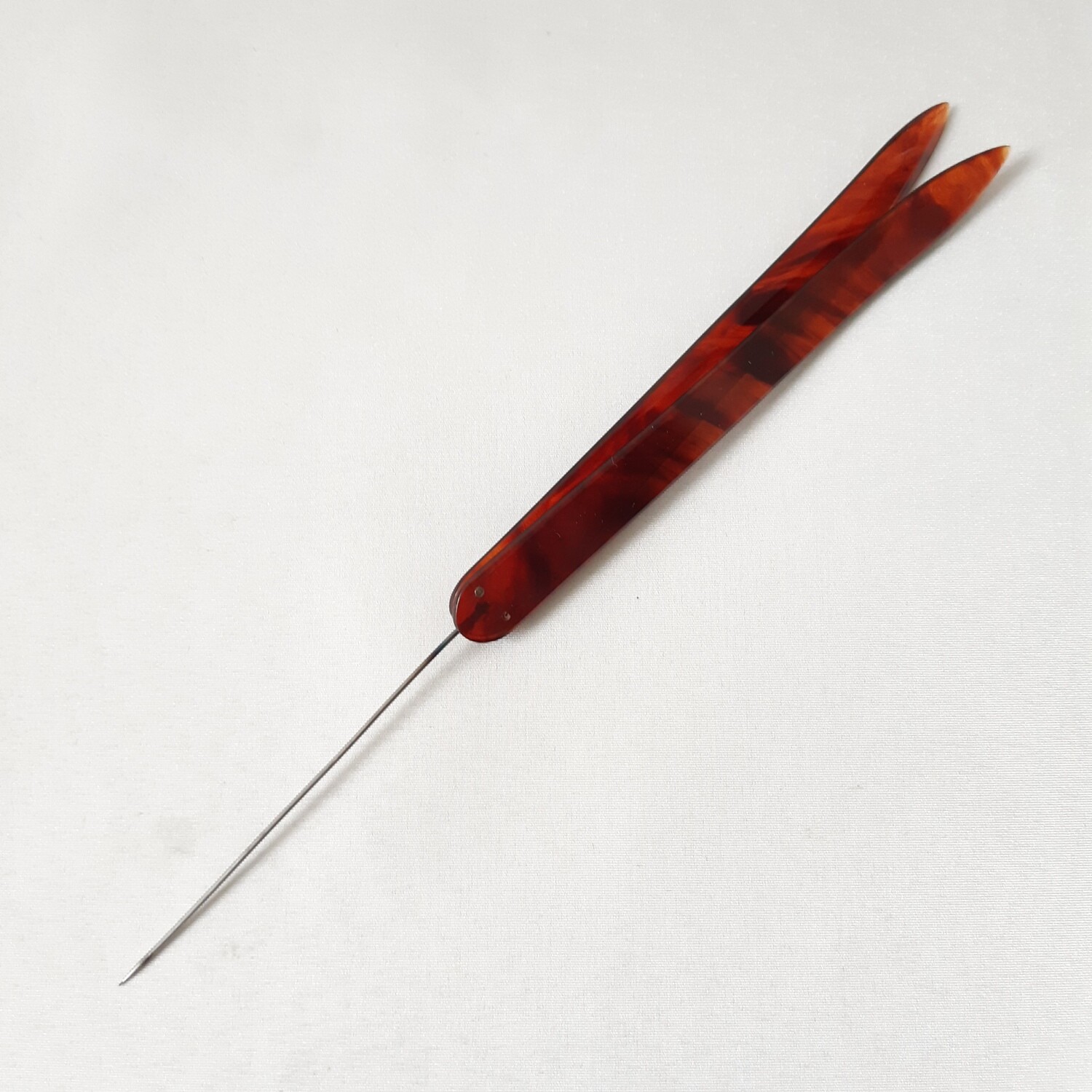 Hoedenpin - antieke pin in amber bakelite hars