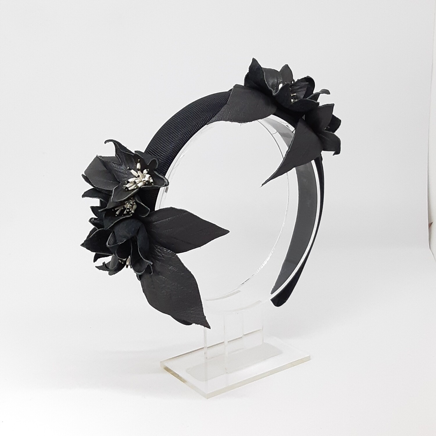 Diadeem zwart met 3 lederen bloemen