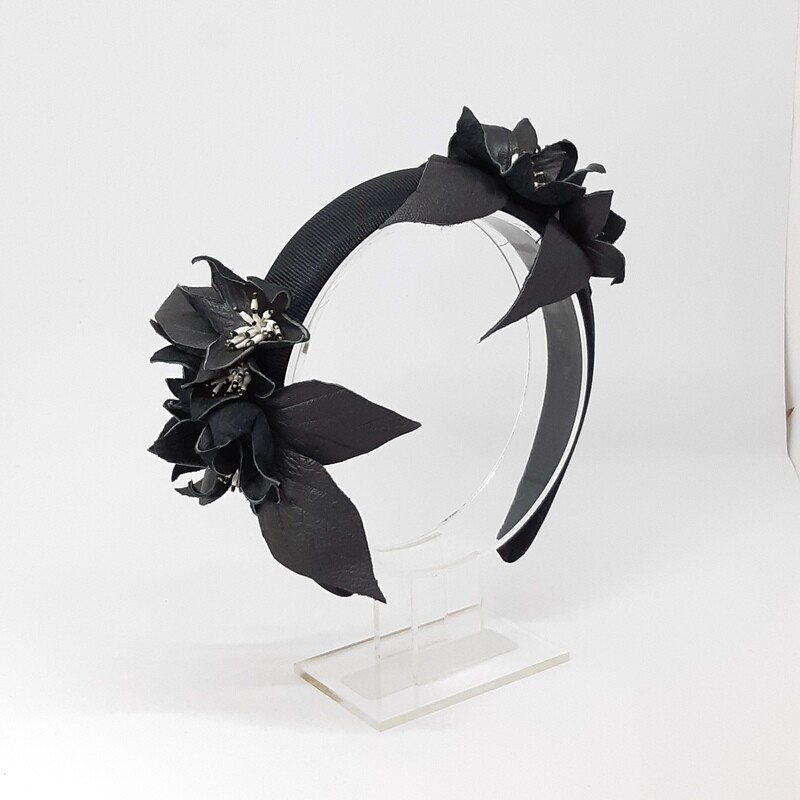 Diadeem zwart met 3 lederen bloemen