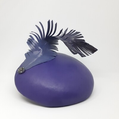 Fascinator - violet lamsleder met pluim en Swarovski kristal
