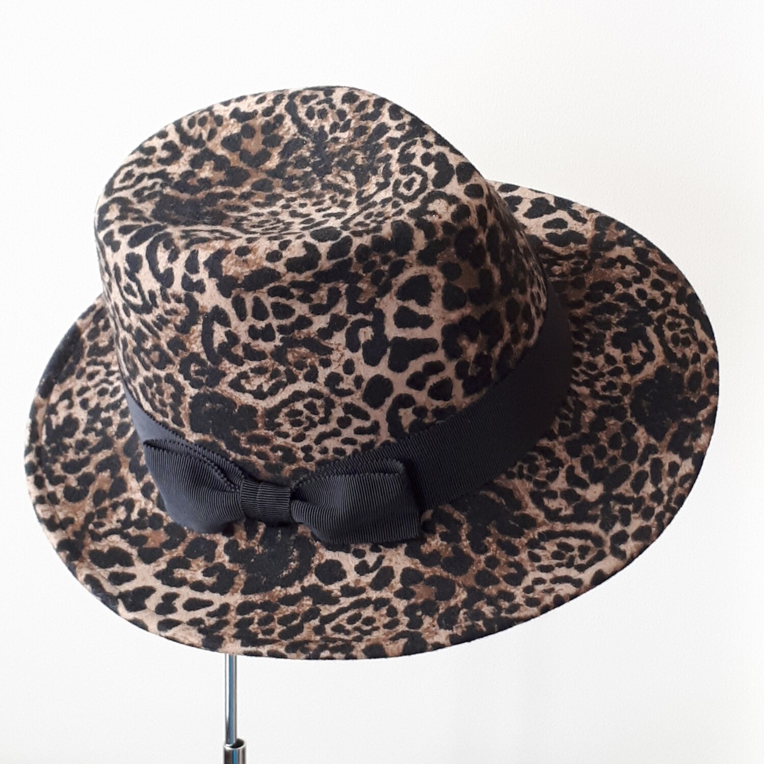 Fedora hoed in wolvilt met dieren print