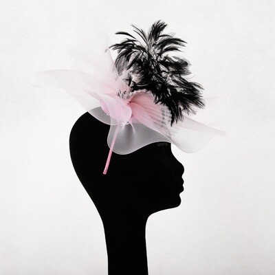 Roze fascinator in crine met zwarte sierpluim