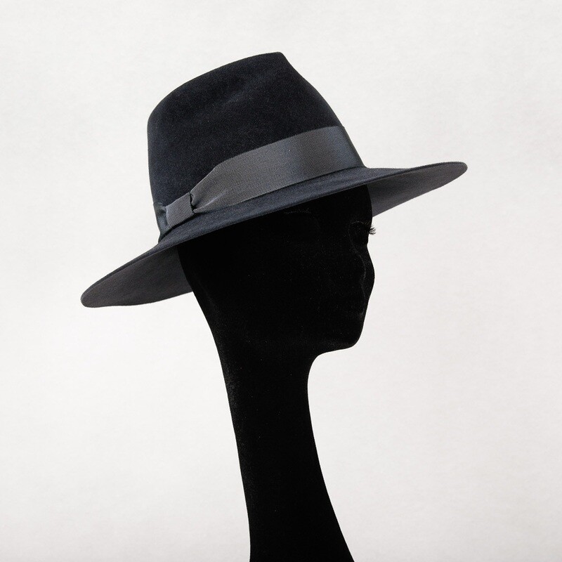 Fedora hoed in antraciet haarvilt velour & t-s-t lint Fedora hoed in antraciet haarvilt velour & t-s-t lint
