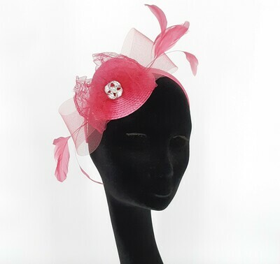 Fuchsia fascinator met strik in crine en veren op diadeem Fuchsia fascinator met strik in crine en veren op diadeem