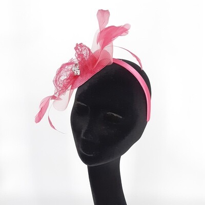 Fuchsia fascinator met strik in crine en veren op diadeem
