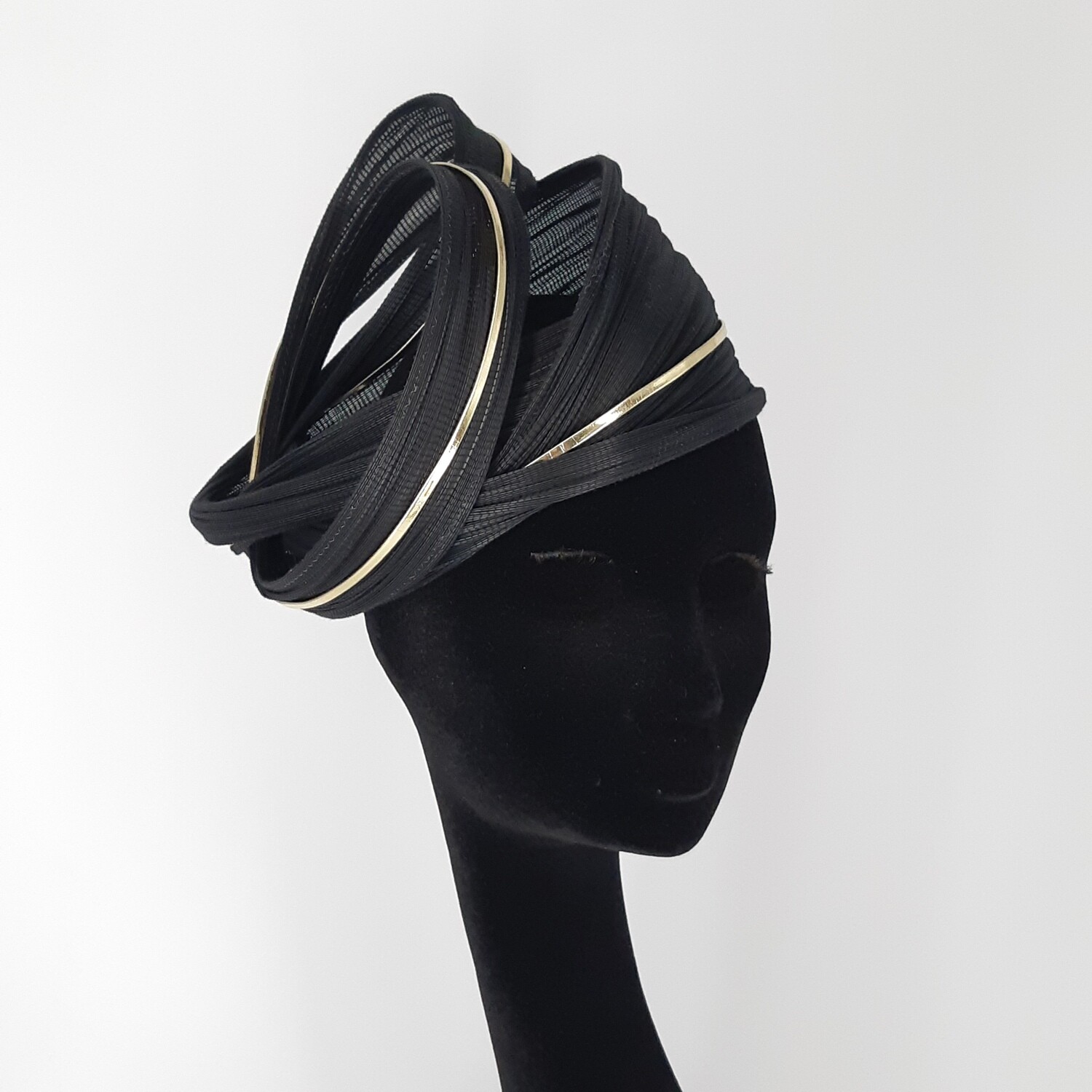 Buntal bandeau in zwart met goud Buntal bandeau in zwart met goud