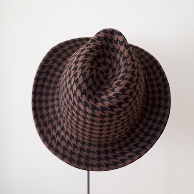 Hoed model Fedora, bruin wolvilt &amp; zwart pied-de-poule
