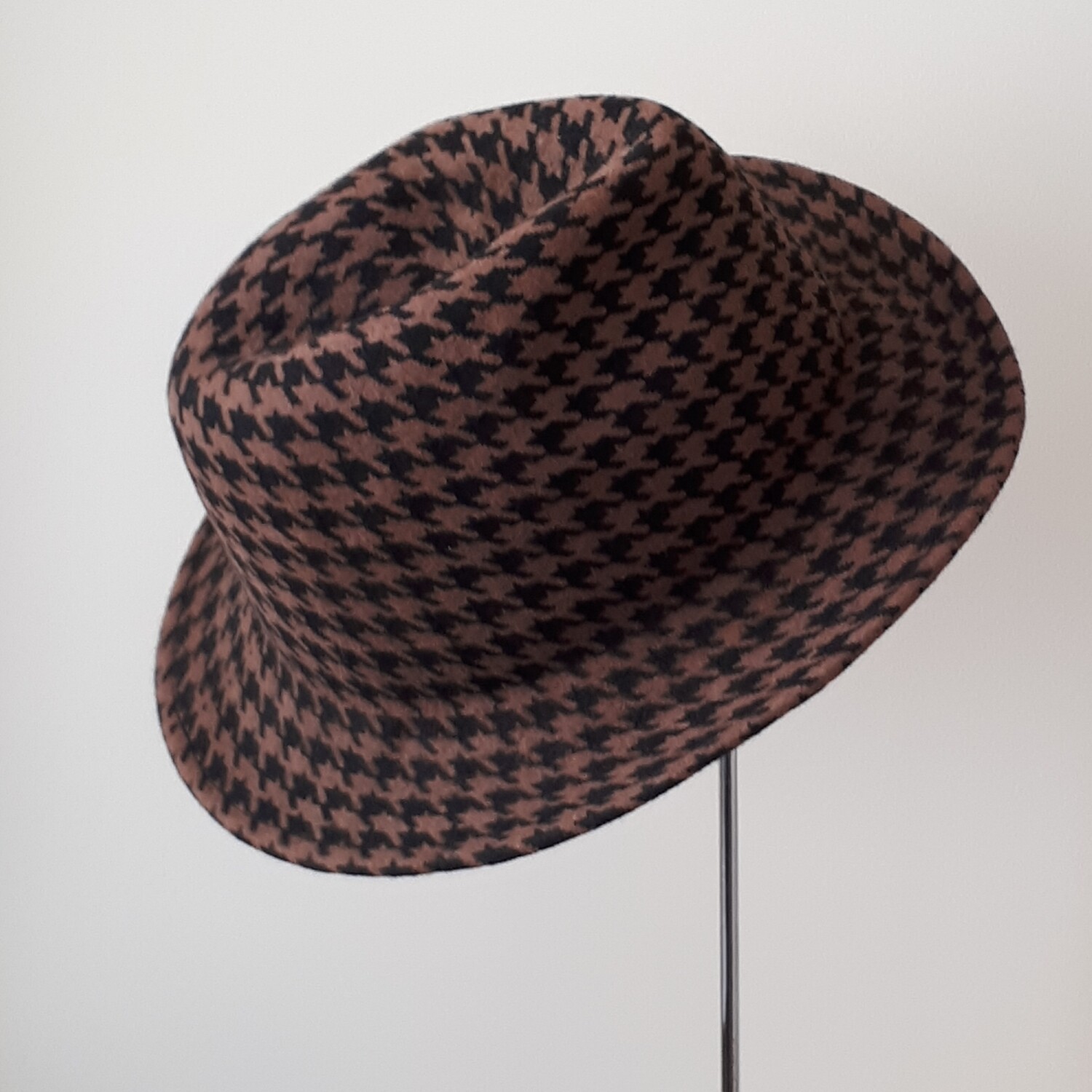 Fedora hoed, bruin wolvilt & zwart pied-de-poule - maat 56 Fedora hoed, bruin wolvilt & zwart pied-de-poule - maat 56