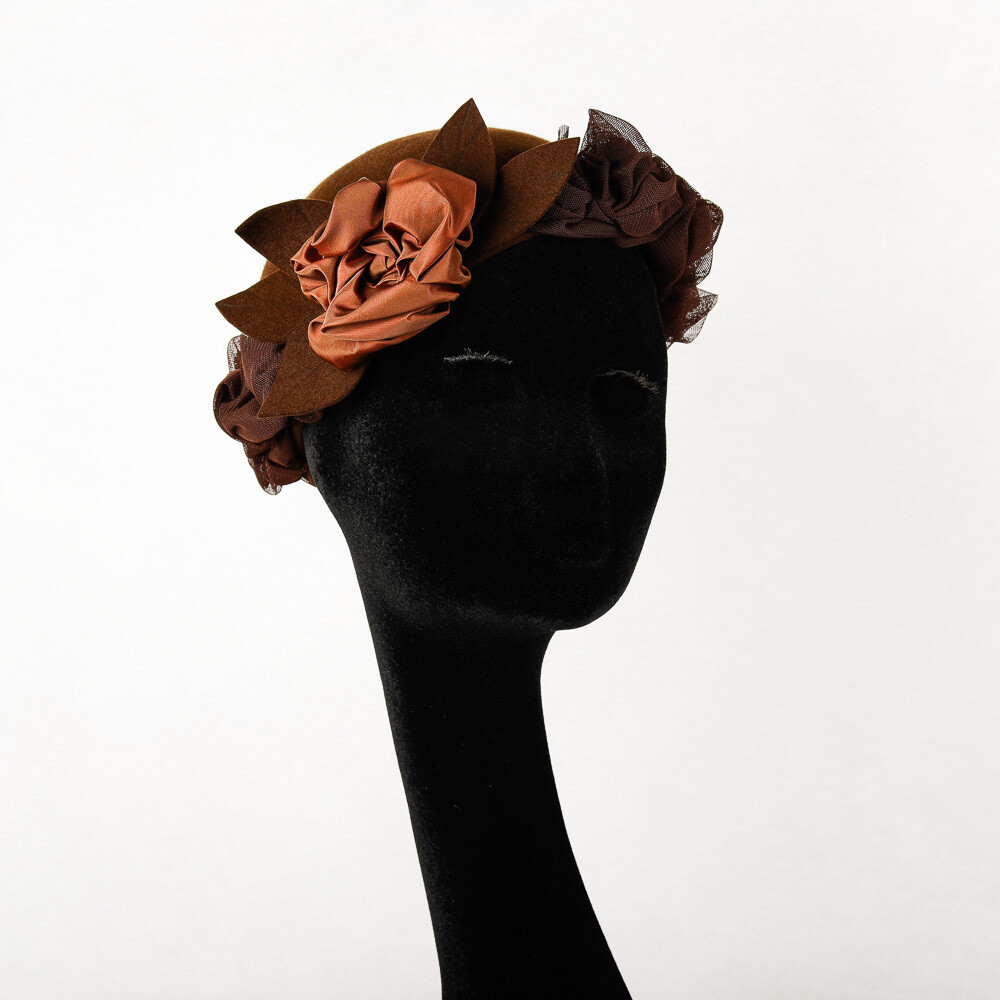 Hoed model Rosa  - haarvilt bruin &amp; tulle met pompom bloem - maat 56