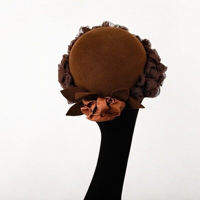 Hoed model Rosa - haarvilt bruin & tulle met pompom bloem - maat 56