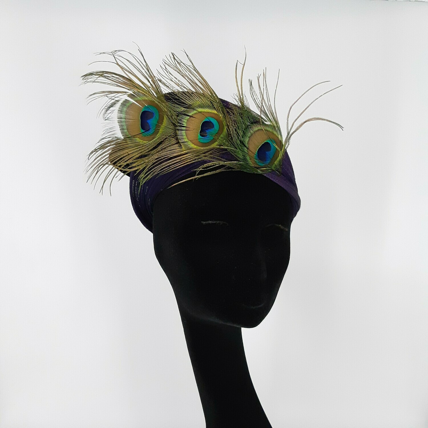 Bandeau in buntal met pauwen veren