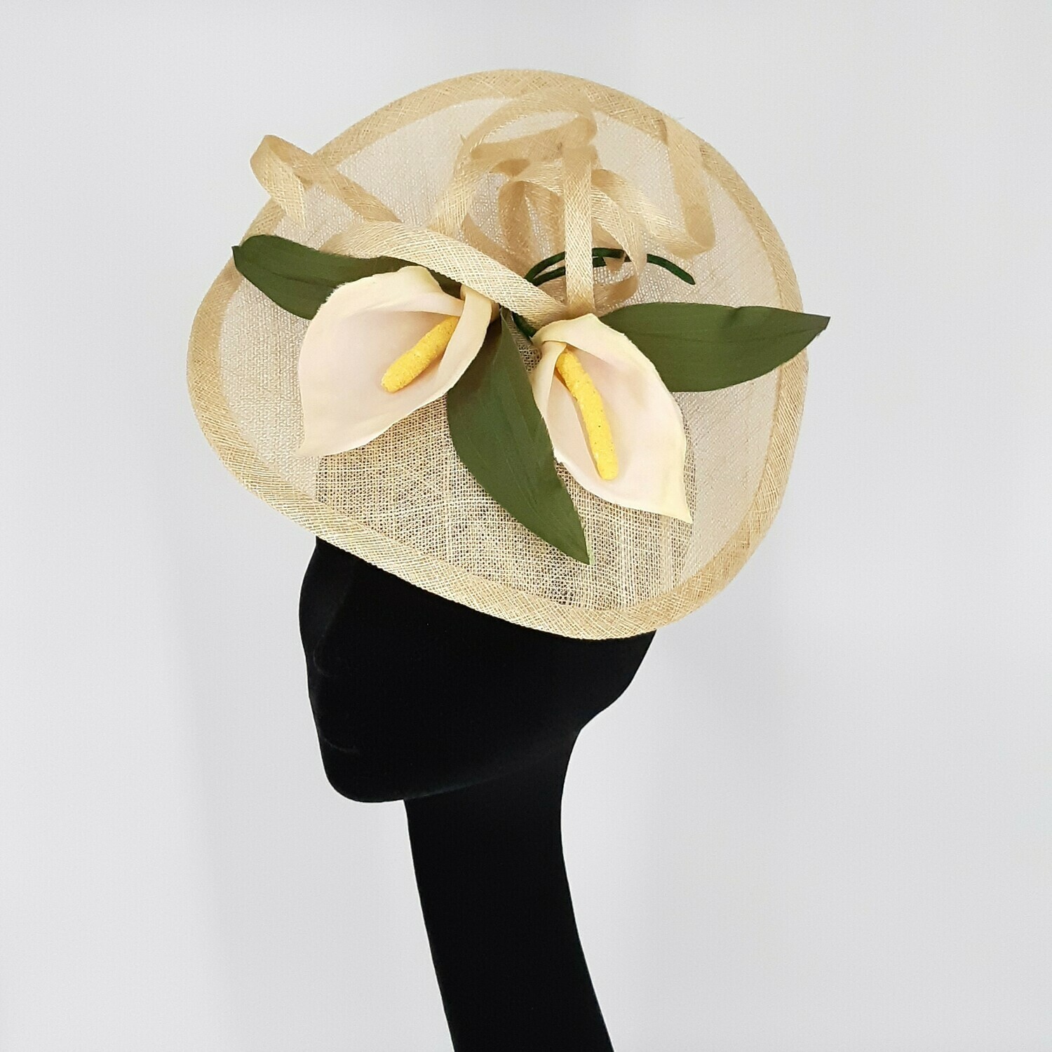 Fascinator in natuurkleurige sinamay met aronsklek
