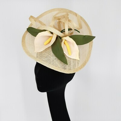 Fascinator in natuurkleurige sinamay met aronsklek