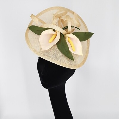 Fascinator in natuurkleurige sinamay met aronsklek