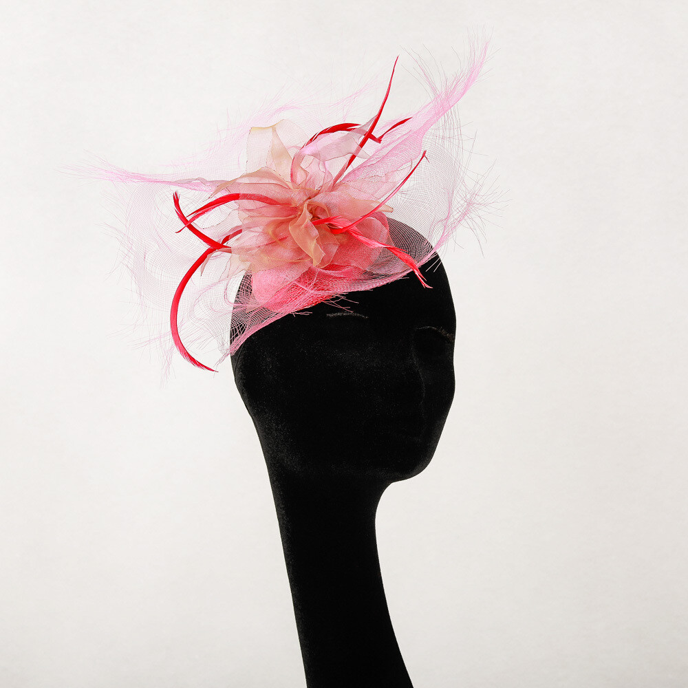 Fascinator met fuchsia crinoline, organza bloem en veren