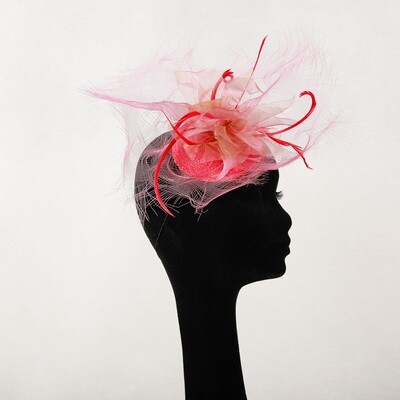 Fascinator met fuchsia crinoline, organza bloem en veren