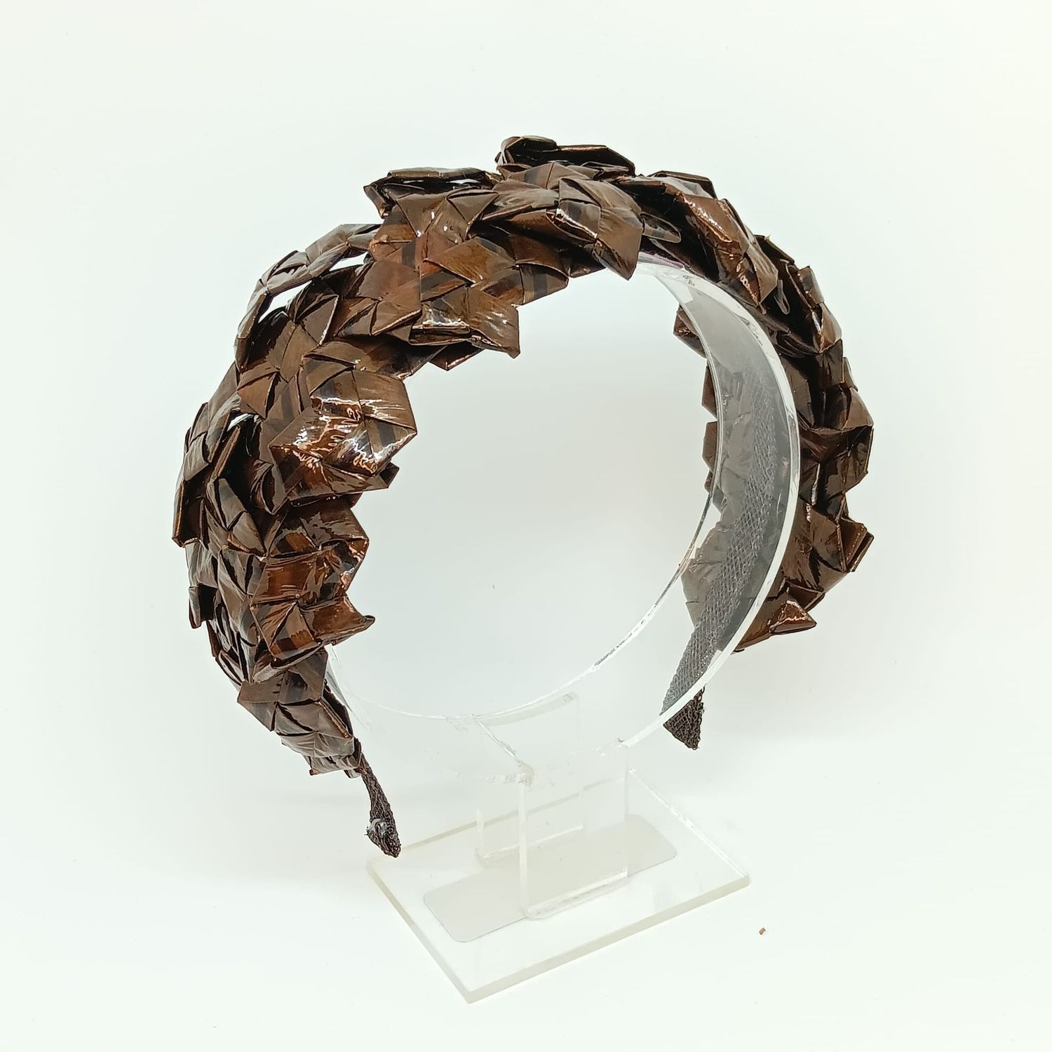 Brede diadeem met gelochten gelakte raffia