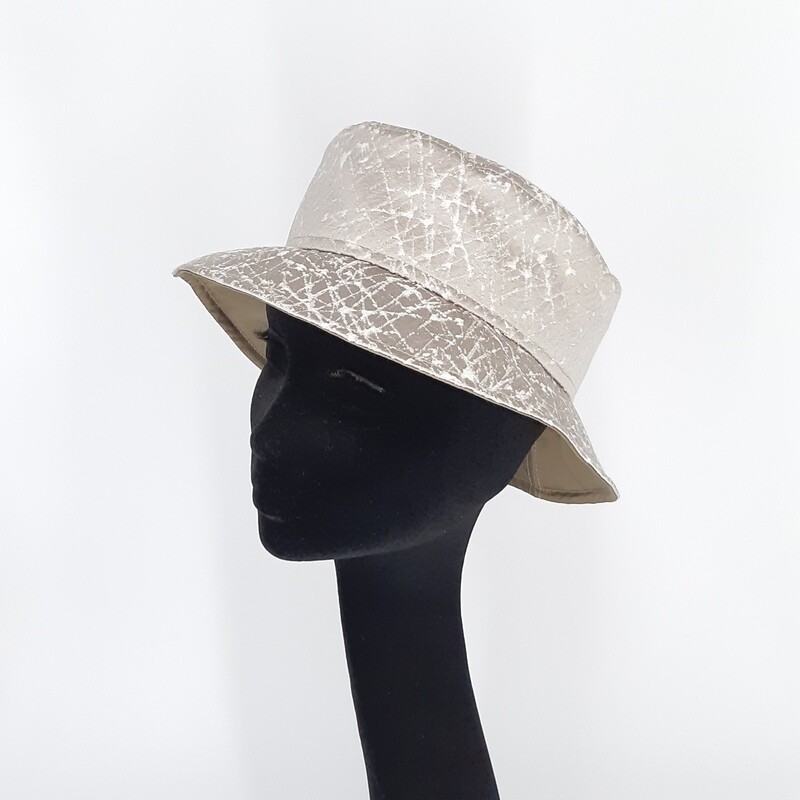 Bucket hoed in beige satijn met kriskras design