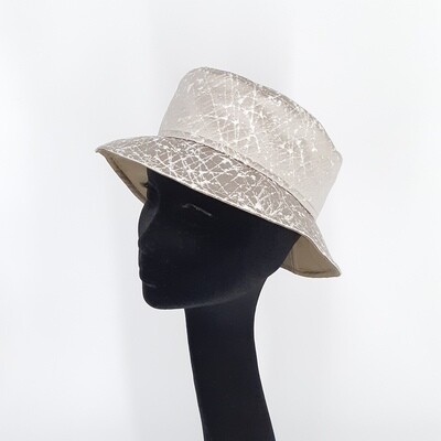 Bucket hoed in beige satijn met kriskras design