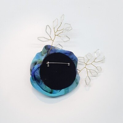 Mousseline roos  - broche - blauw met geparelde bladeren