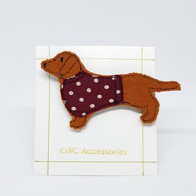 Broche - Teckel met bordeaux polka dot jasje