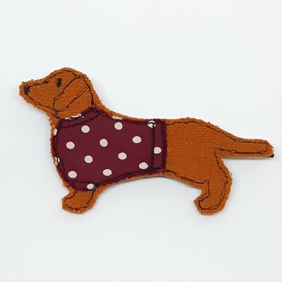 Broche - Teckel met bordeaux polka dot jasje