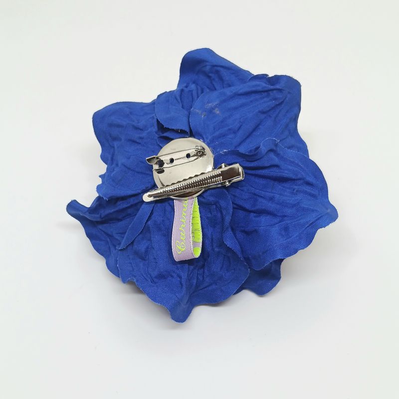 Elegante Satijnen Bloem – Broche, Haaraccessoire & Kettinghanger