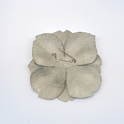 Leder broche - platte bloem - ecru met strass center