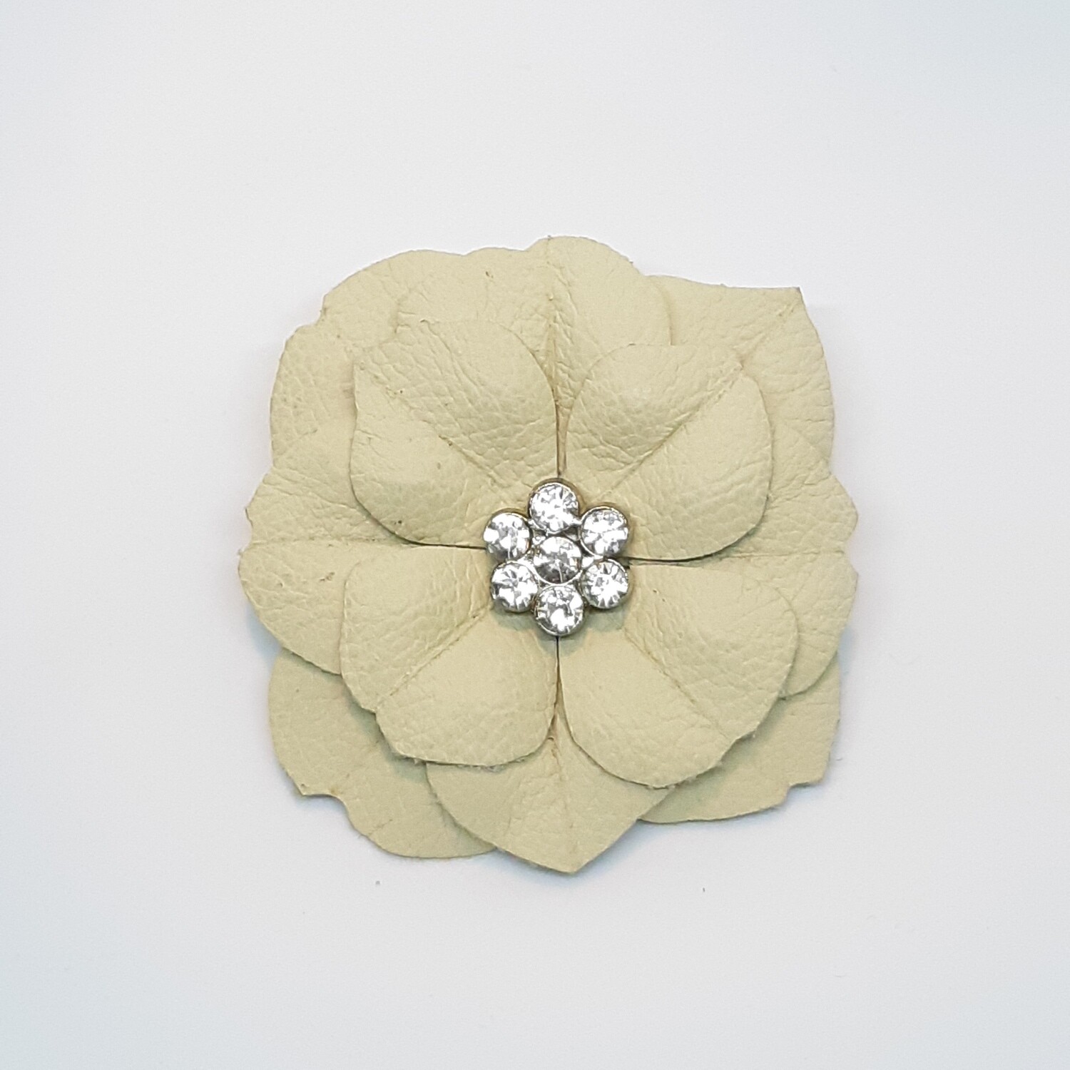 Leder broche - platte bloem - ecru met strass center