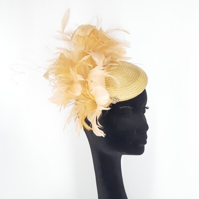 Buntal fascinator in goud geel met weelderige veren